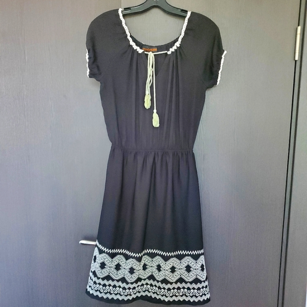 Black short sleeve summer dress with white trim - Picture 1 of 6